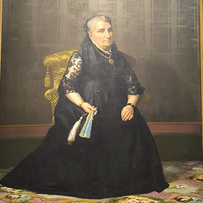 Señora vestida de negro